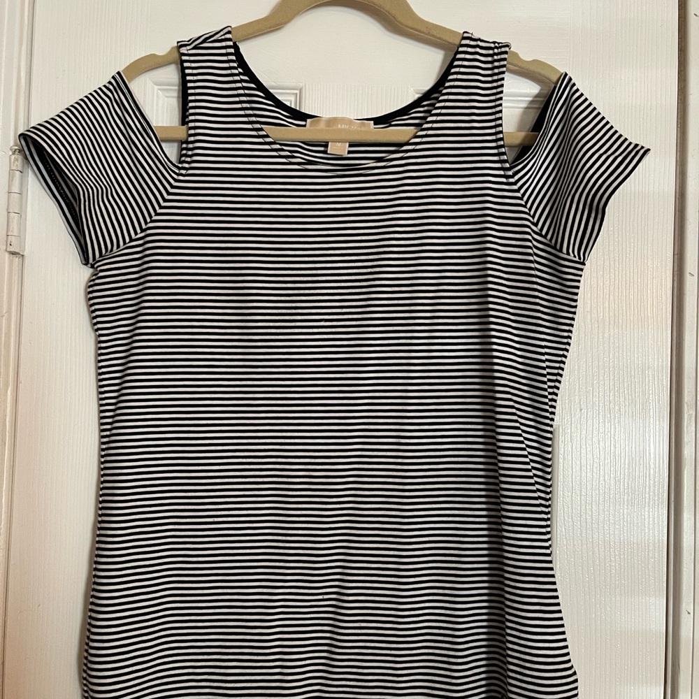 Ladies’ Michael Kors top w/ cut-out shoulders; black & white striped; Medium EUC